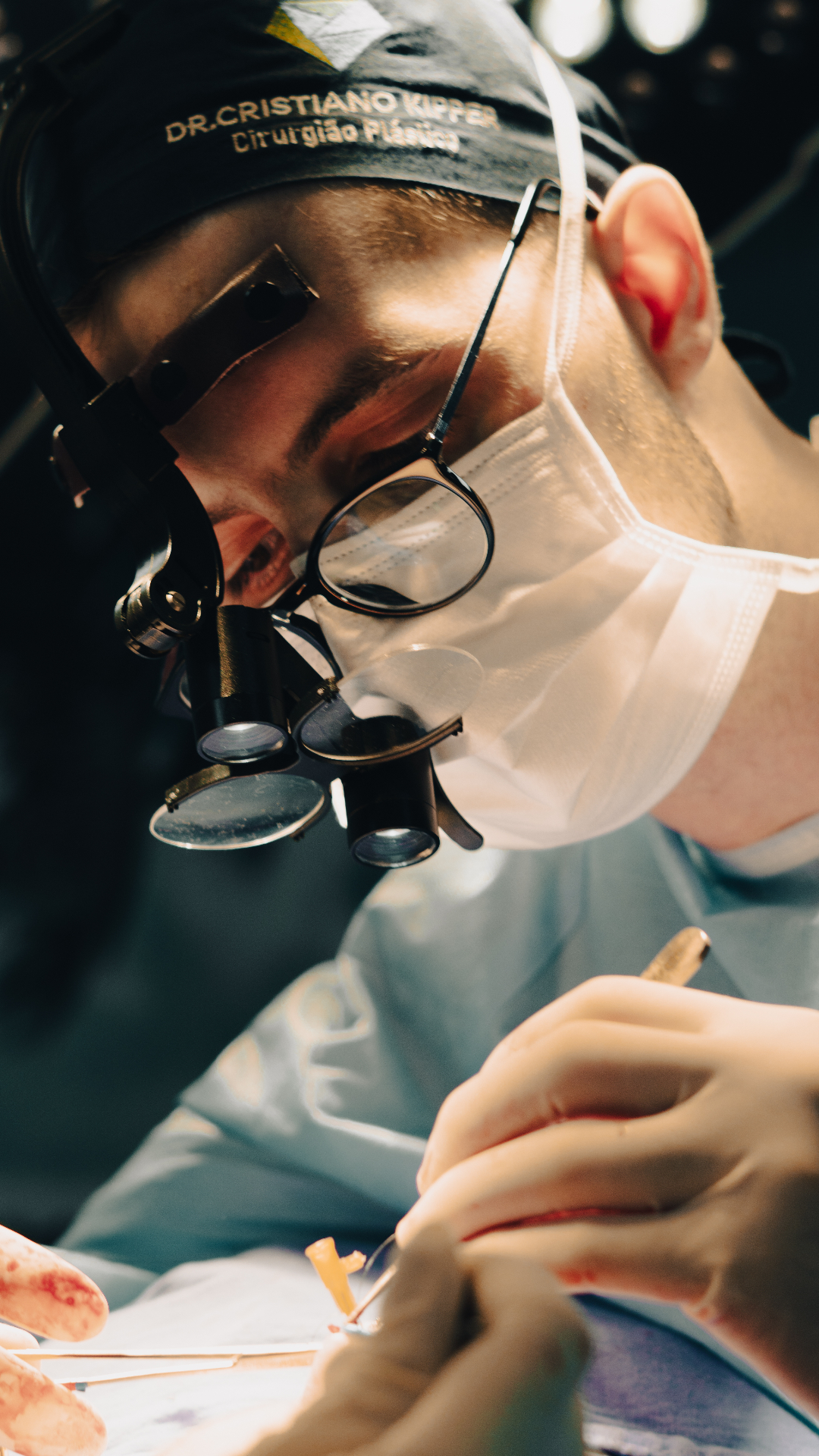 Detalhe do Dr. Cristiano Kipper durante cirurgia