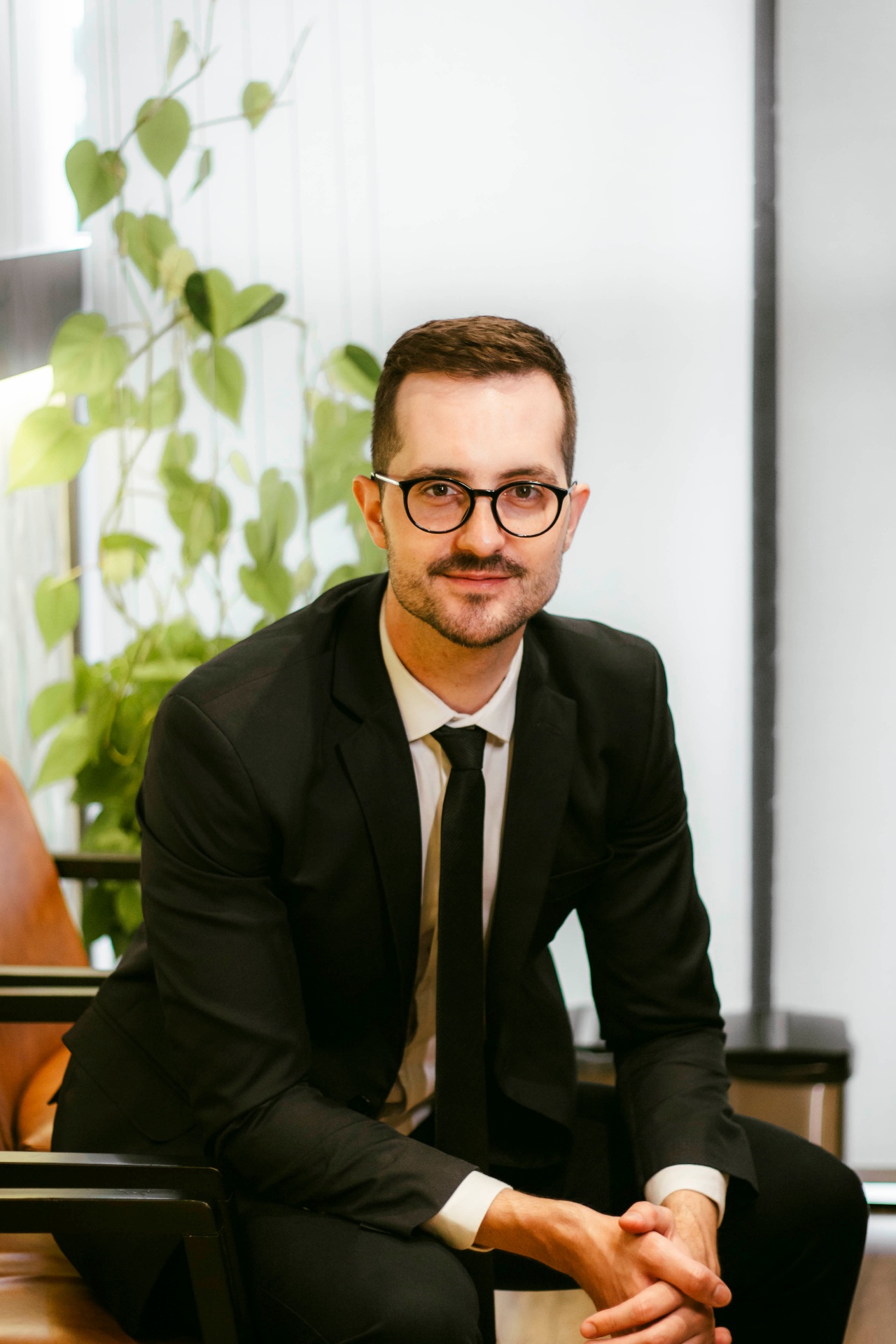 Dr. Cristiano Kipper em retrato profissional no consultório