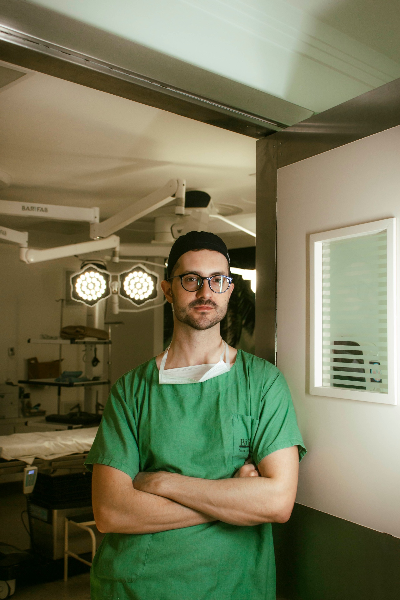 Dr. Cristiano Kipper em ambiente clínico com roupa cirúrgica